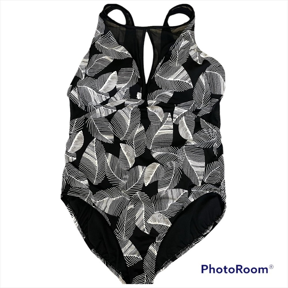 Time and Tru One Piece Swimsuit
Women’s XL (16-18)